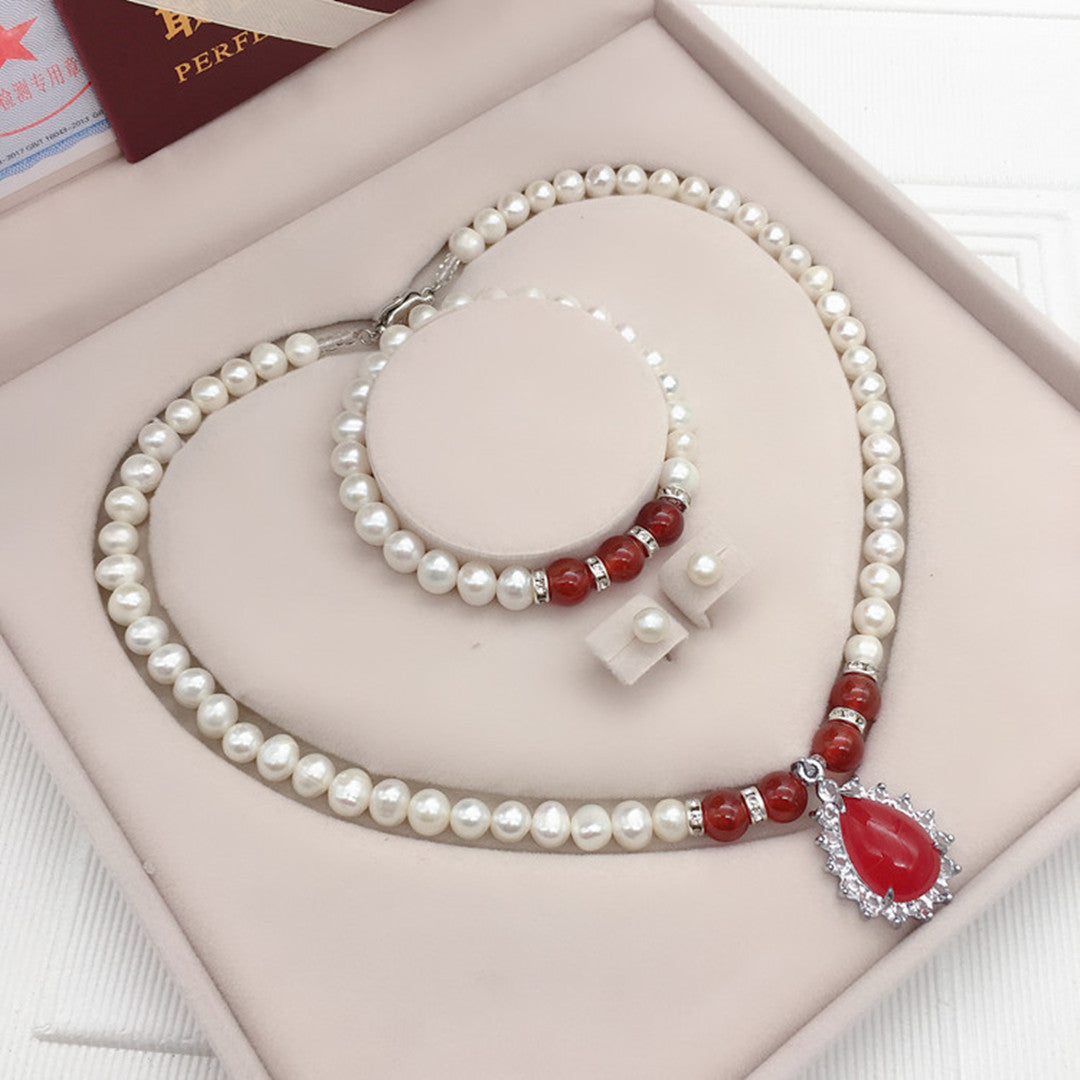 Set of pearl necklace, earrings and bracelets