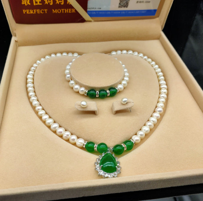 Set of pearl necklace, earrings and bracelets