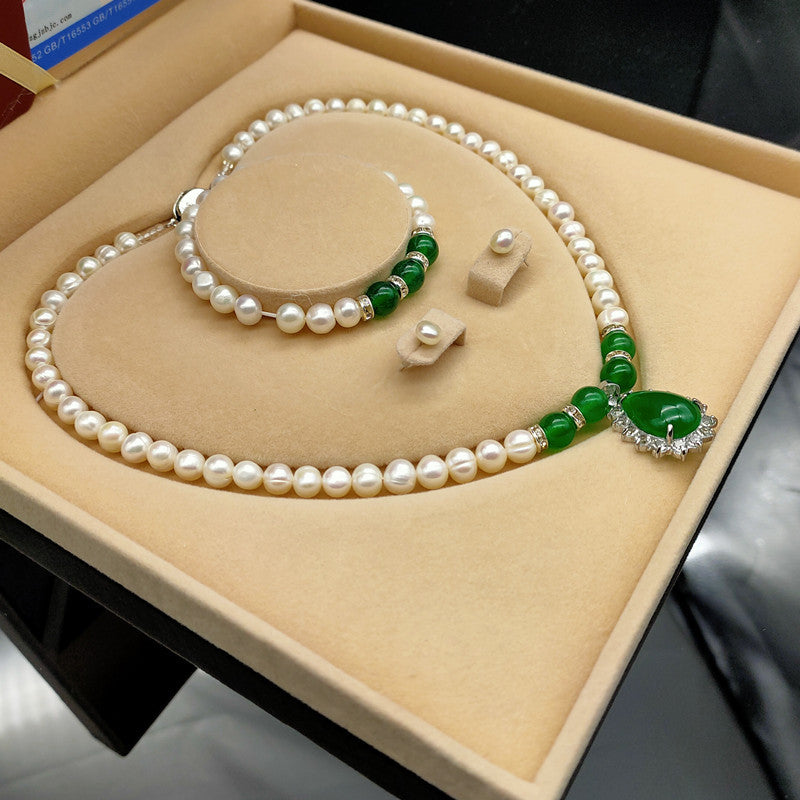 Set of pearl necklace, earrings and bracelets
